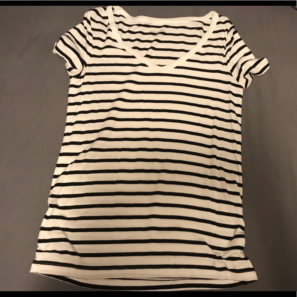 Striped fitted v-neck tee